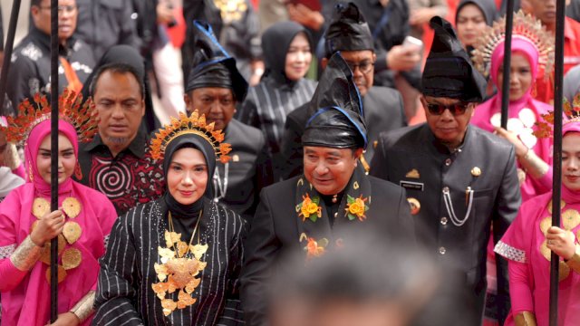 Penjabat Gubernur Sulsel Bahtiar Baharuddin didampingi Penjabat Ketua Tim Penggerak PKK Sulsel Sofha Marwah, menghadiri peringatan Hari Ulang Tahun Kabupaten Bulukumba ke 64, yang dipusatkan di Lapangan Pemuda, Minggu, 4 Februari 2024.