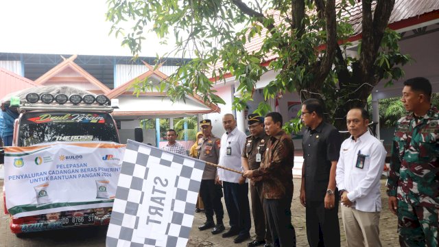 Bupati Kepulauan Selayar, Muh Basli Ali, secara resmi melaunching penyaluran bantuan pangan Cadangan Beras Pemerintah (CBP) Tahap I Tahun 2024, sekaligus menyerahkan langsung bantuan secara simbolis kepada warga.