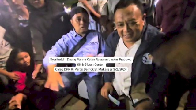 Tangkapan layar Sadap sedang bag-bagi uang di pantai Losari, Makassar. Ist