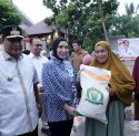Pj Gubernur dan Pj Ketua PKK Sulsel Salurkan Bantuan Pangan Presiden Jokowi untuk Warga Bone
