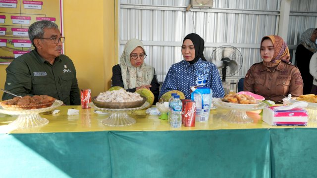 Pj Ketua PKK Sulsel, Sofha Marwah, saat berkunjung ke Bangsal Pasca Panen dan Pengolahan Komoditas Hortikultura, yang dikelola Kelompok Tani Mawar, di Desa Jompie, Kecamatan Ulaweng, Kabupaten Bone, Selasa, 6 Februari 2024.