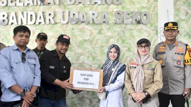 KAWAL. Bupati Luwu Utara, Indah Putri Indriani melepas penyaluran logistik Pemilu hingga ke daerah terpencil.

