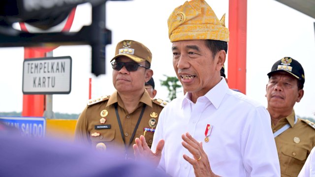 Presiden Jokowi memberikan keterangan di Gerbang Tol Limapuluh, Sumatra Utara, Rabu, 7 Februari 2024.&nbsp;
