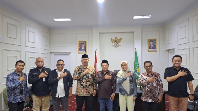 Ketua KPU Sulsel, Hasbullah, menemui Plt Kakanwil Kemenag Sulsel, Ali Yafid, di ruang kerja Kakanwil, Rabu, 7 Februari 2024.