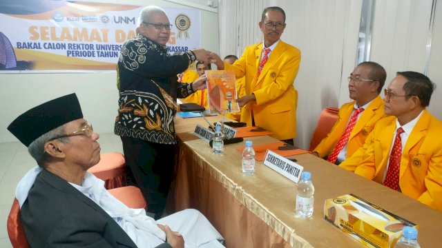 Prof Karta menyerahkan berkas kepada panitia pemilihan rektor (Pilrek) di Gedung Pinisi, Jl AP Pettarani, Makassar.