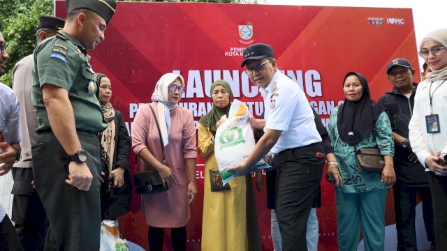Wali Kota Makassar menyalurkan bantuan pangan beras kepada 45 ribu Keluarga Penerima Manfaat (KPM) yang ada di Kota Makassar berlangsung secara simbolis di Lapangan Karebosi, Rabu (7/02/2024).