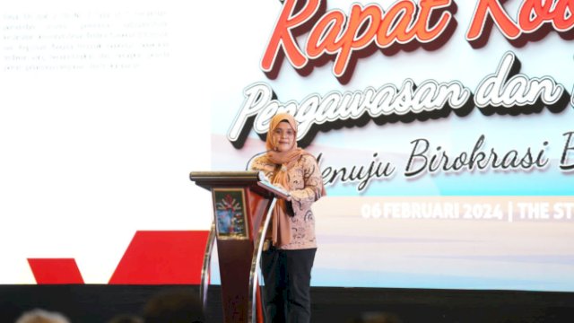 Anggota Bawaslu Lolly Suhenty saat menjadi pembicara dalam Rapat Koordinasi (Rakor) Pengawasan dan Pengendalian Menuju Birokrasi Berkelas Dunia yang diselenggarakan Badan Kepegawaian Negara (BKN).
