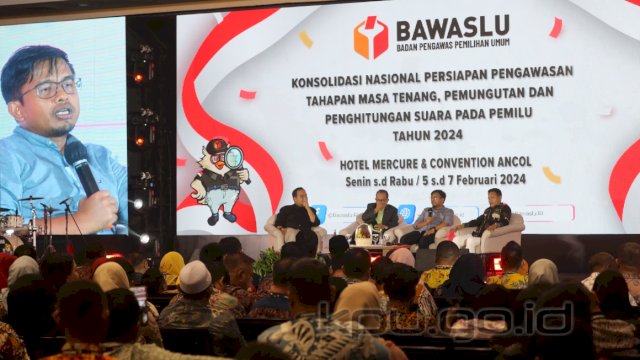 Anggota KPU Idham Holik saat menjadi narasumber Konsolidasi Nasional Persiapan Pengawasan Tahapan Masa Tenang, Pemungutan dan Penghitungan Suara pada Pemilu Tahun 2024 yang diselenggarakan Bawaslu.

