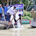 Pj Gubernur Sulsel Tebar 1 Juta 10 Ribu Benih Ikan di Danau Tempe