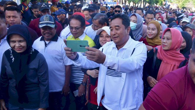 Penjabat Gubernur Sulsel Bahtiar Baharuddin, Bupati Wajo Amran Mahmud dan jajaran Pemerintah Daerah Kabupaten Wajo, serta ribuan masyarakat mengikuti jalan sehat dan senam sehat bersama, Jumat, 9 Februari 2024.