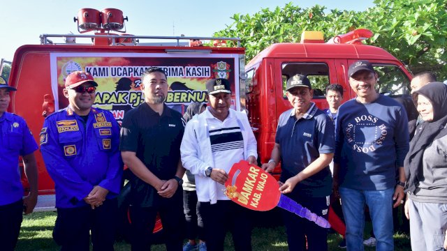 Bunyi sirine pemadam kebakaran di Lapangan Merdeka Kabupaten Wajo, Jumat, 9 Februari 2024, menandai pemberian bantuan satu unit Damkar dari Pemerintah Provinsi Sulawesi Selatan kepada Pemerintah Kabupaten Wajo.