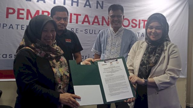 Ketua Bawaslu Sulsel Mardiana Rusli bersama Komisioner KPID Sulsel Siti Hamidah.