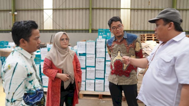 Anggota Bawaslu Lolly Suhenty mengunjungi gudang logistik.