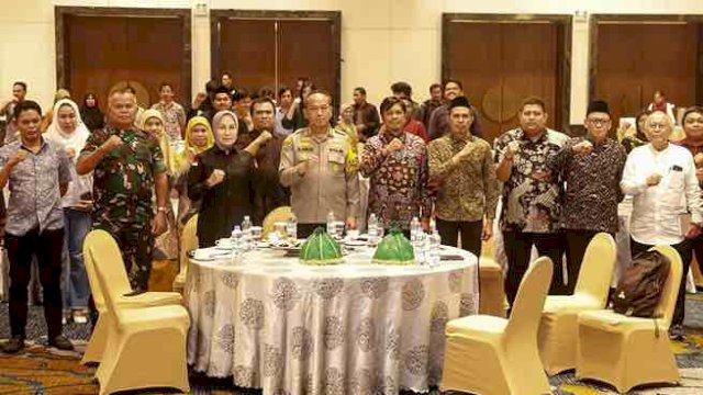 Rapat Koordinasi (Rakor) pengawasan tahapan kampanye tudang sipulung yang bertemakan&nbsp;&nbsp;&ldquo;Merajuk Pemilu Damai Dalam Bingkai Nilai Agama dan Budaya (Local Wisdom) Sipakatau, Sipakainge, dan Sipakalebbi&rdquo; oleh&nbsp;&nbsp;Bawaslu Kota&nbsp;&nbsp;Makassar, di Hotel Claro, Jumat (9/02/2024).