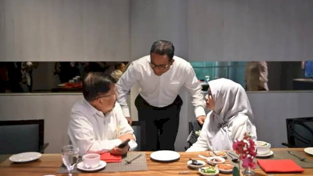 Calon Presiden 2024 Anies Rasyid Baswedan bersama mantan Wakil Presiden RI Jusuf Kalla sebelum kampanye akbar di JIS.