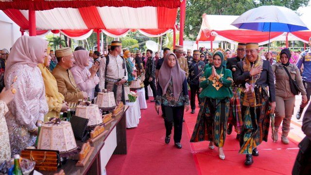 Pj Gubernur Sulsel Bahtiar Baharuddin didampingi Pj Ketua Tim Penggerak PKK Sulsel Sofha Marwah Bahtiar, menghadiri Hari Ulang Tahun (HUT) Kabupaten Takalar yang ke-64 tahun, di Halaman Kantor Bupati Takalar, Sabtu, 10 Februari 2024.