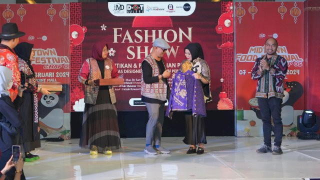 Penjabat Ketua Dewan Kerajinan Nasional Daerah (Dekranasda) Provinsi Sulawesi Selatan, Sofha Marwah Bahtiar, melantik dan mengukuhkan pengurus Komunitas Designer Olah Tenun Sulsel Periode 2024 - 2025.