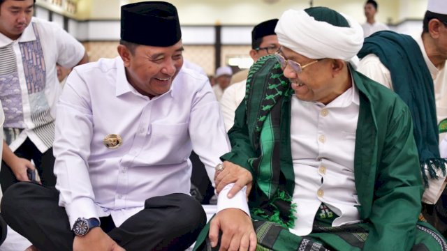 Penjabat Gubernur Sulawesi Selatan, Bahtiar Baharuddin, menghadiri Dzikir dan Doa Mengenang 18 Tahun Wafatnya Kiyai Haji Syekh Sayyid Djamaluddin Assegaf Puang Ramma.