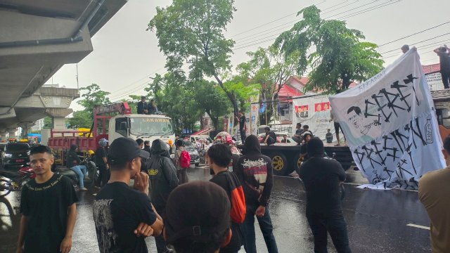 Puluhan Mahasiswa Demo di Kantor KPU Sulsel, Minta Penyelenggara Pemilu Netral
