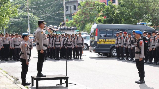 Kapolres Pelabuhan Makassar AKBP Yudi Frianto memimpin apel pengamanan Pemilu 2024.