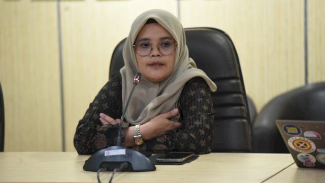 Anggota Bawaslu Lolly Suhenty saat memberikan penjelasan dalam diskusi di Media Center Bawaslu, Jakarta, Senin (12/2/2024).