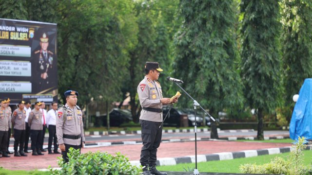 Kapolda Sulsel Irjen Polisi Andi Rian R Djajadi,&nbsp;saat memimpin apel pemberangkatan atau pergeseran ribuan personel yang akan melaksanakan BKO pengamanan TPS di Polres jajaran Polda Sulsel.