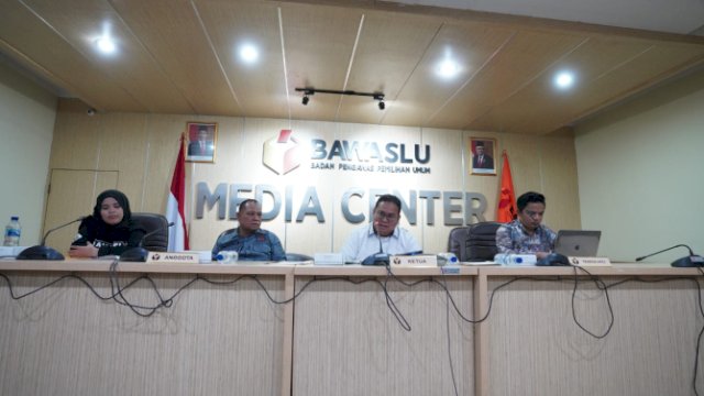 Tiga pimpinan Bawaslu dari kiri ke kanan: Lolly Suhenty, Totok Hariyono, dan Rahmat Bagja saat menggelar konferensi pers di ruang Media Center Bawaslu, Jakarta.