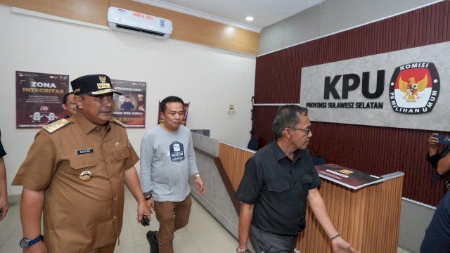 Pj Gubernur Sulawesi Selatan Bahtiar Baharuddin terus memantau kesiapan pelaksanaan Pemilu. Termasuk di Kantor Badan Pengawas Pemilu (Bawaslu) dan Kantor Komisi Pemilihan Umum (KPU) di Jalan Andi Pangerang Pettarani, Selasa, 13 Januari 2024.
