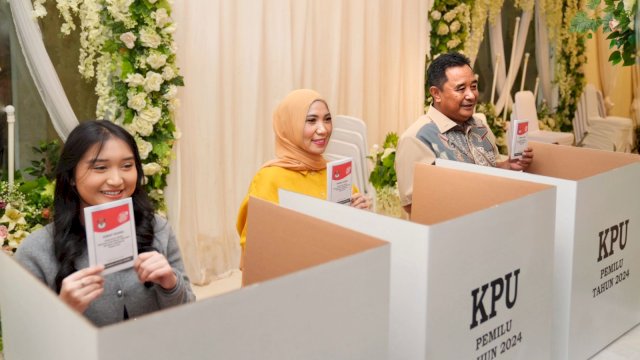 Penjabat Gubernur Sulsel, Bahtiar Baharuddin beserta isteri, Penjabat Ketua TP PKK Sulsel, Sofha Marwah Bahtiar, beserta puteri pertama mereka Fahm Ara Bilqis, memberikan hak pilihnya di Tempat Pemungutan Suara (TPS) 001 Kelurahan Sawerigading, Kecamatan Ujung Pandang, Kota Makassar, Rabu, 14 Februari 2024. 