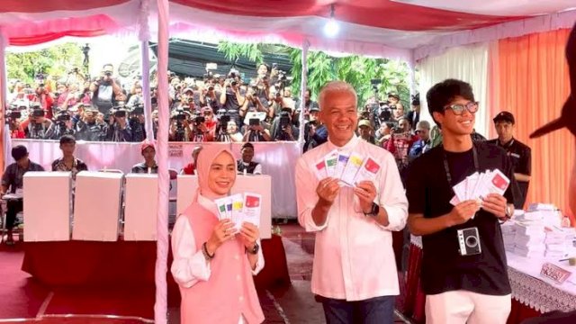 Capres Nomor Urut 3, Ganjar Pranowo bersama keluarga saat nyoblos.
