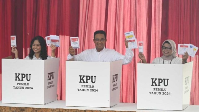 Anies Rasyid Baswedan bersama keluarga saat mencoblos.