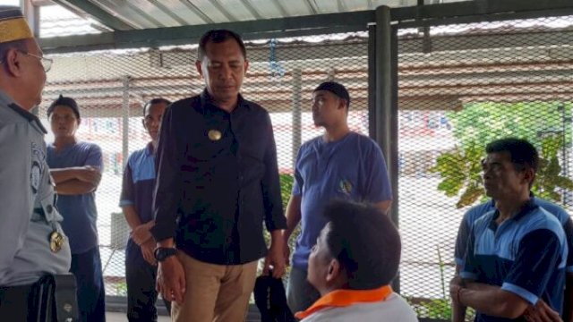 Akbar Ali Bersama Orang Tuanya Lakukan Pencoblosan di TPS 5 Lapadde