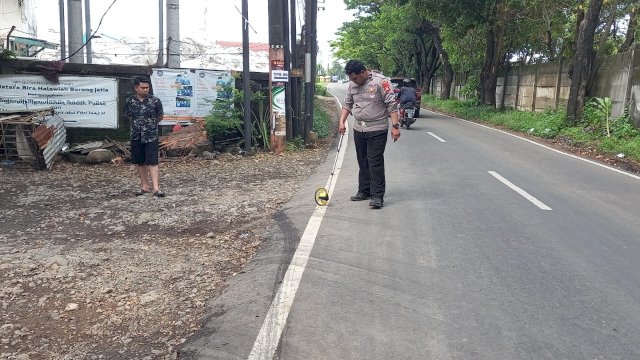 Polisi melakukan olah TKP di lokasi lakalantas, dimana Abimanyu Hardjo Wibowo tewas usai menabrak mobil yang sedang terparkir hingga terpental masuk ke kolong truk.