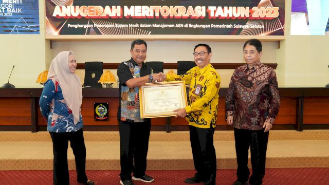 Ketua KASN Prof Dr. Agus Pramusinto saat menyerahkan penghargaan Anugerah Meritokrasi Tahun 2023, kepada Pj Gubernur Sulsel Bahtiar Baharuddin, di Ruang Rapim Kantor Gubernur, Kamis, 15 Februari 2024.