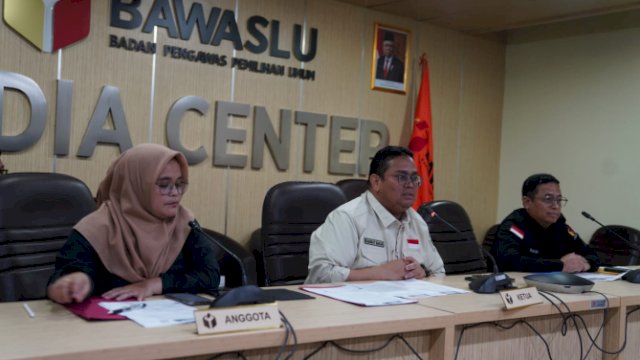 Konferensi Pers terkait masalah pemungutan suara dan penghitungan suara Pemilu 14 Februari 2024 di Media Center Bawaslu, Jakarta, Kamis (15/2/2024).
