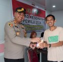 Polres Pelabuhan Makassar Suplai Multivitamin ke Petugas Pemilu&nbsp;