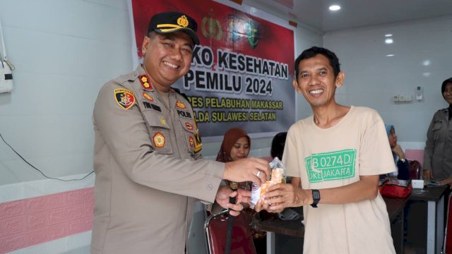Kapolres Pelabuhan Makassar AKBP Yudi Frianto menyuplai multivitamin ke petugas Pemilu 2024.