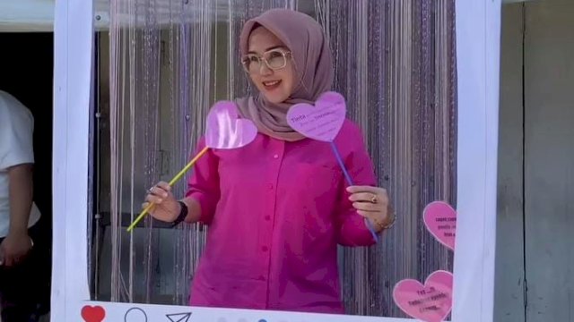 Ketua DPRD Sulsel Andi Ina Kartika Sari berpose usai menyalurkan hak suaranya di Pemilu 2024.