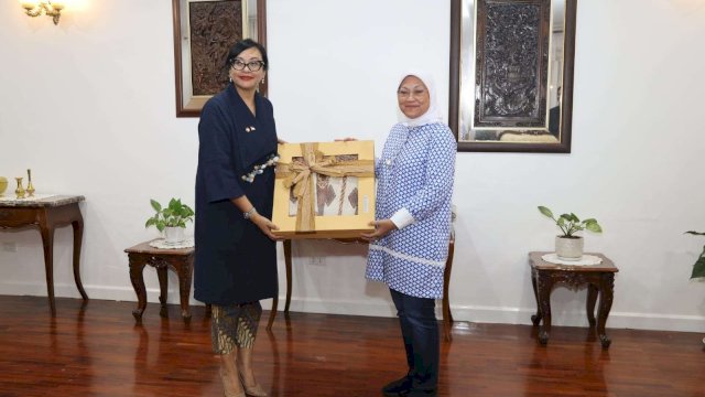 Menteri Ketenagakerjaan, Ida Fauziyah menemui Duta Besar untuk Laos, Grata Endah Werdaningtyas, Kamis malam, 15 Februari 2024, di Laos.
