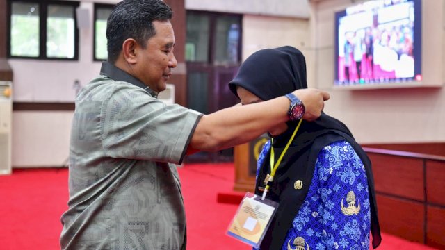 Pj Gubernur Bahtiar saat membuka kegiatan Orientasi Pegawai Pemerintah dengan Perjanjian Kerja (PPPK) Pemprov Sulsel Formasi Tahun 2021, di Ruang Pola Kantor Gubernur Sulsel, Jumat, 16 Februari 2024.
