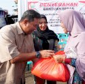 Puluhan Warga Bone Terima Bantuan Beras dari Pemprov Sulsel