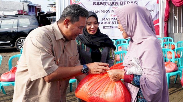 Penjabat Gubernur Sulsel Bahtiar Baharuddin, bersama Pj Ketua TP PKK Sulsel Sofha Marwah Bahtiar, menyerahkan bantuan beras kepada warga di Kabupaten Bone.