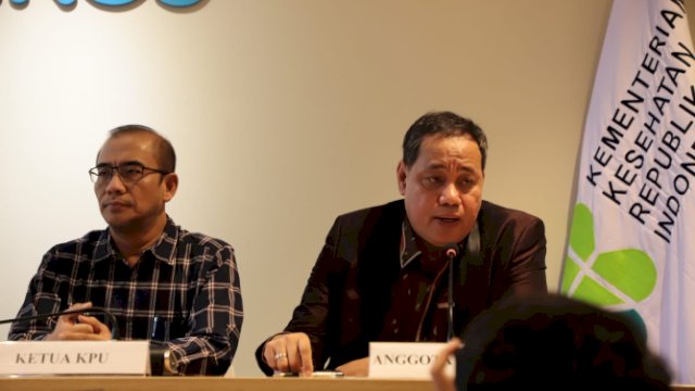Ketua KPU Hasyim Asy'ari (kiri) dan Anggota Bawaslu Herwyn JH Malonda saat memberikan konferensi pers di Kantor Kementerian Kesehatan, Senin (19/2/2024).
