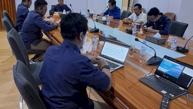 Pertemuan antara Anggota DPRD Wajo dengan SRM KKU Sulselrabar, Ambo Tuwo, beserta staf, yang berlangsung di Kantor PLN Makassar, Selasa, 20 Februari 2024. 