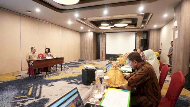 Wali Kota Makassar Moh Ramdhan Pomanto saat mengikuti tahapan wawancara bersama dengan Tim Penilai di Hotel Marcure, Jalan AP Pettarani, Senin (19/02/2024).