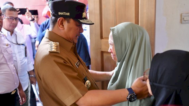 Penjabat Gubernur Sulsel, Bahtiar Baharuddin, mendatangi kediaman almarhum serta menyampaikan rasa duka kepada keluarga korban.