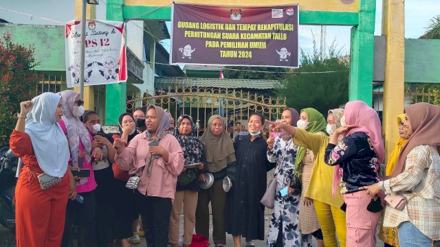 Puluhan Emak-emak Datangi Lokasi Perhitungan Suara di Kecamatan Tallo, Ini Tujuannya