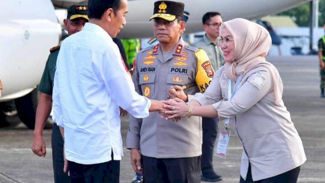 Ketua DPRD Sulsel Andi Ina Kartika Sari saat menyambut kedatangan Presiden RI Joko Widodo di Baseops Lanud Sultan Hasanuddin.