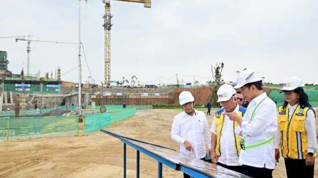 Presiden Joko Widodo saat memantau pembangunan di lokasi IKN.