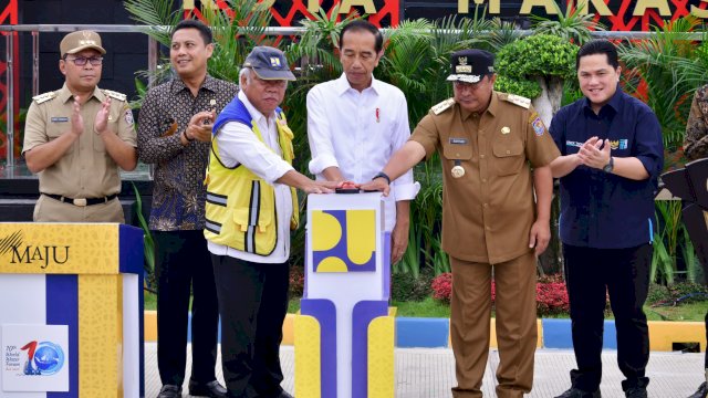 Penjabat Gubernur Sulawesi Selatan, Bahtiar Baharuddin, mendampingi Presiden Jokowi meresmikan Instalasi Pengelolaan Air Limbah (IPAL) Losari, di Kawasan Metro Tanjung Bunga Makassar, Kamis, 22 Februari 2024. Turut hadir mendampingi Menteri Pekerjaan Umum dan Perumahan Rakyat (PUPR) Basuki Hadimuljono, serta Menteri BUMN Erick Thohir.